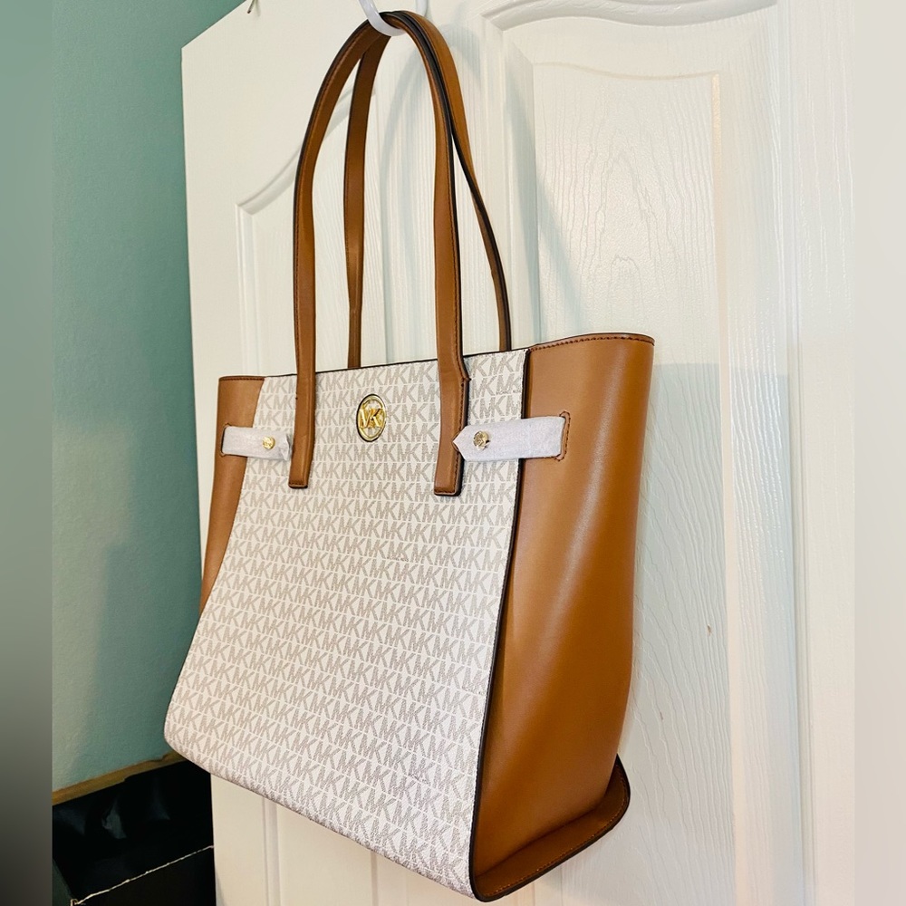 NEW! Michael Kors Vanilla MK Signature Large Carmen Logo Tote - Picture 6 of 13
